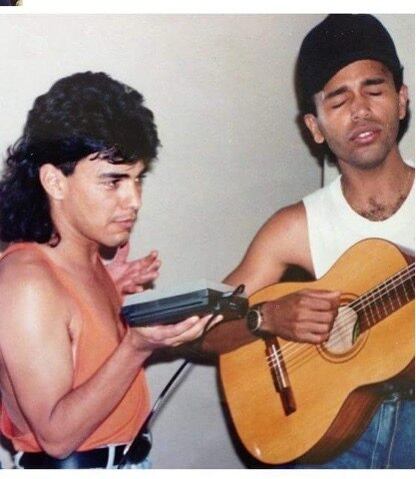 Nessa foto, Zezé aparece ao lado de Rick, da dupla com Renner. Bem diferentes de atualmente, os dois disputavam nos anos 90 o posto de compositores mais gravados e bem remunerados da época, ao lado de Fátima Leão, César Augusto e Elias Muniz (de quem eles também gravaram músicas)