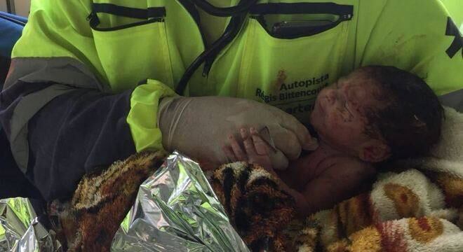 Bebê foi salva com vida após grave acidente na Rodovia Régis Bittencourt