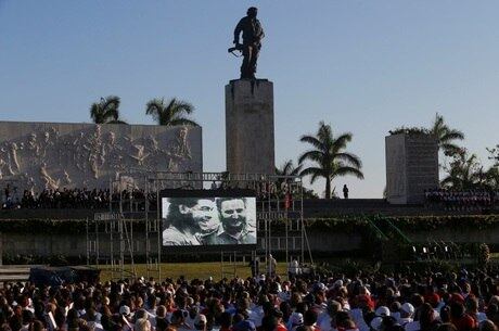 Cerca de 70 mil pessoas participaram da homenagem