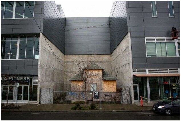A casa foi construída há mais de cem anos, quando a região ainda
era de campos e fazendas. No entrando, a residência ganhou destaque mundial em
2006, quando sua proprietária de 84 anos, Edith Macefield, rejeitou uma oferta
de compra de R$ 2,7 milhões (US$ 1 milhão) de um promotor imobiliário