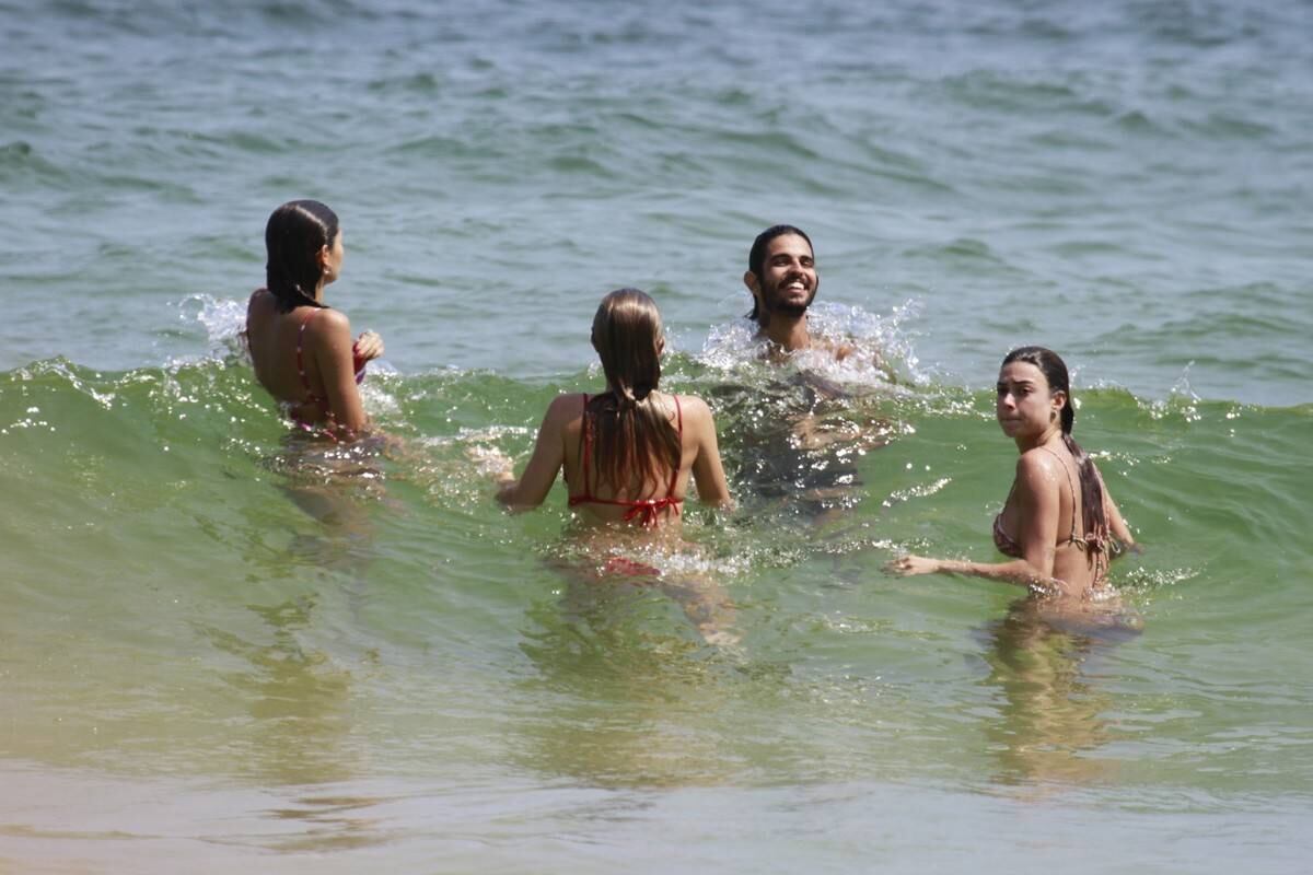 Fiorella Mattheis, Sophie Charlotte e Thaila Ayala curtem praia juntas