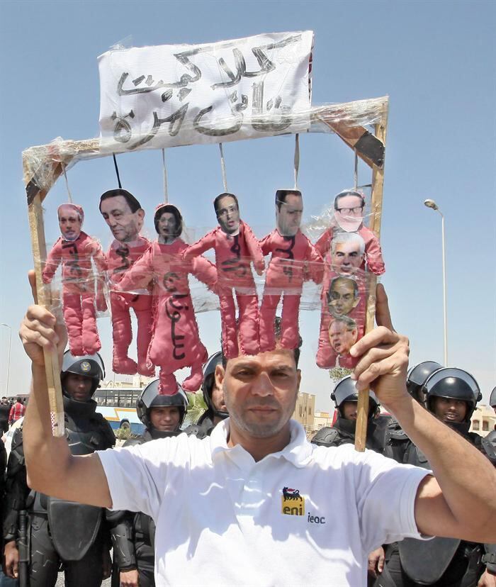 Manifestantes egípcios anti-Mubarak protestam durante julgamento do ex-ditador neste sábado (13), no Egito.O juiz Mustafa Hassan Abdullah desistiu neste sábado de julgar o ex-presidente egípcio Hosni Mubarak pela morte de manifestantes na revolução de 2011 e transferiu o caso à corte de apelação
