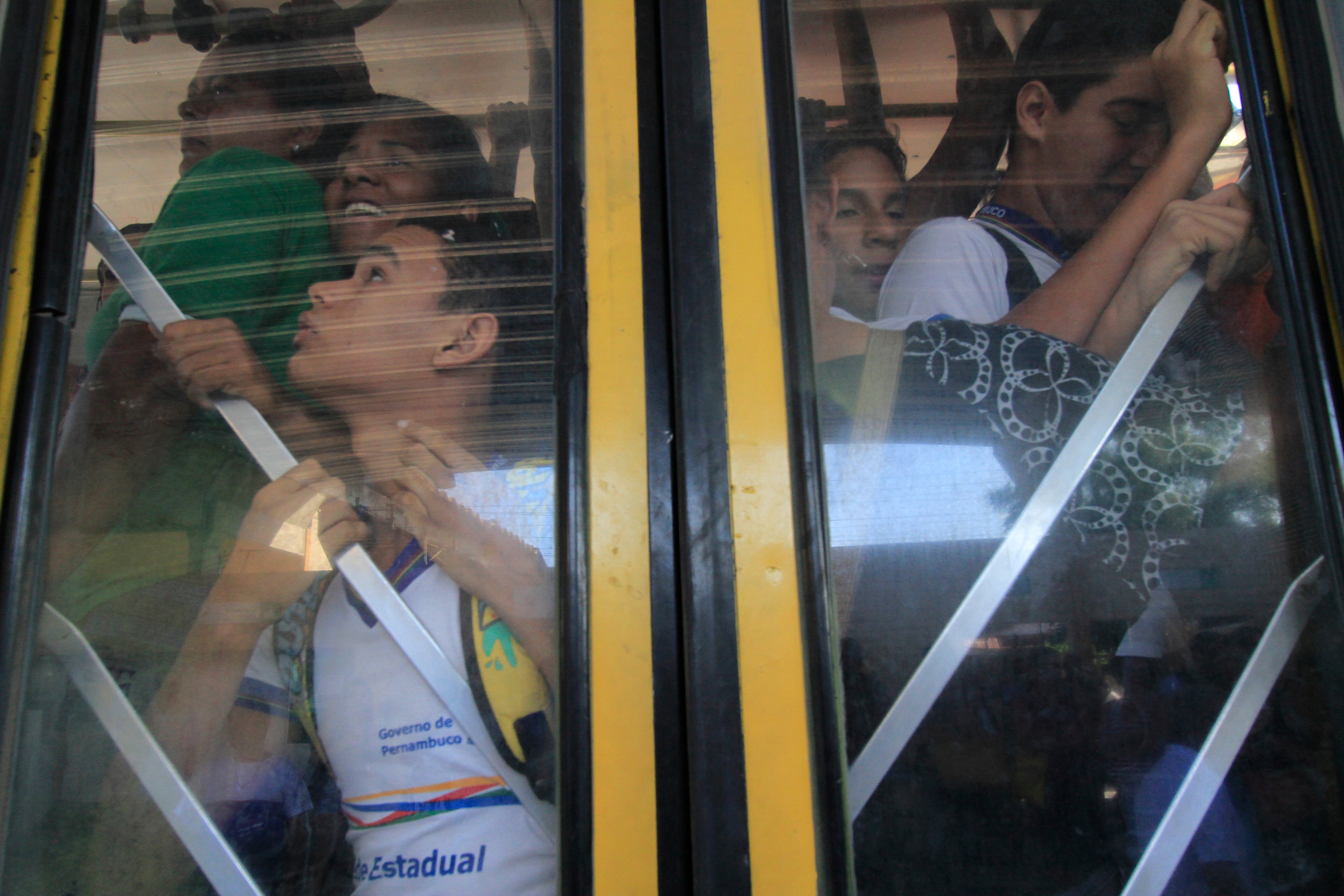 Por causa da greve no metrô, passageiros enfrentaram ônibus lotados