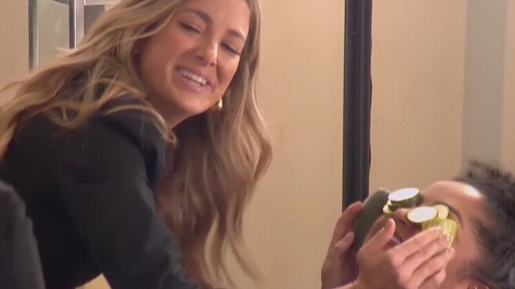 Massagem com pepino

Além disso, ela também separou um momento de spa para Nágila e fez massagem no rosto da manicure usando uma técnica inusitada com pepinos