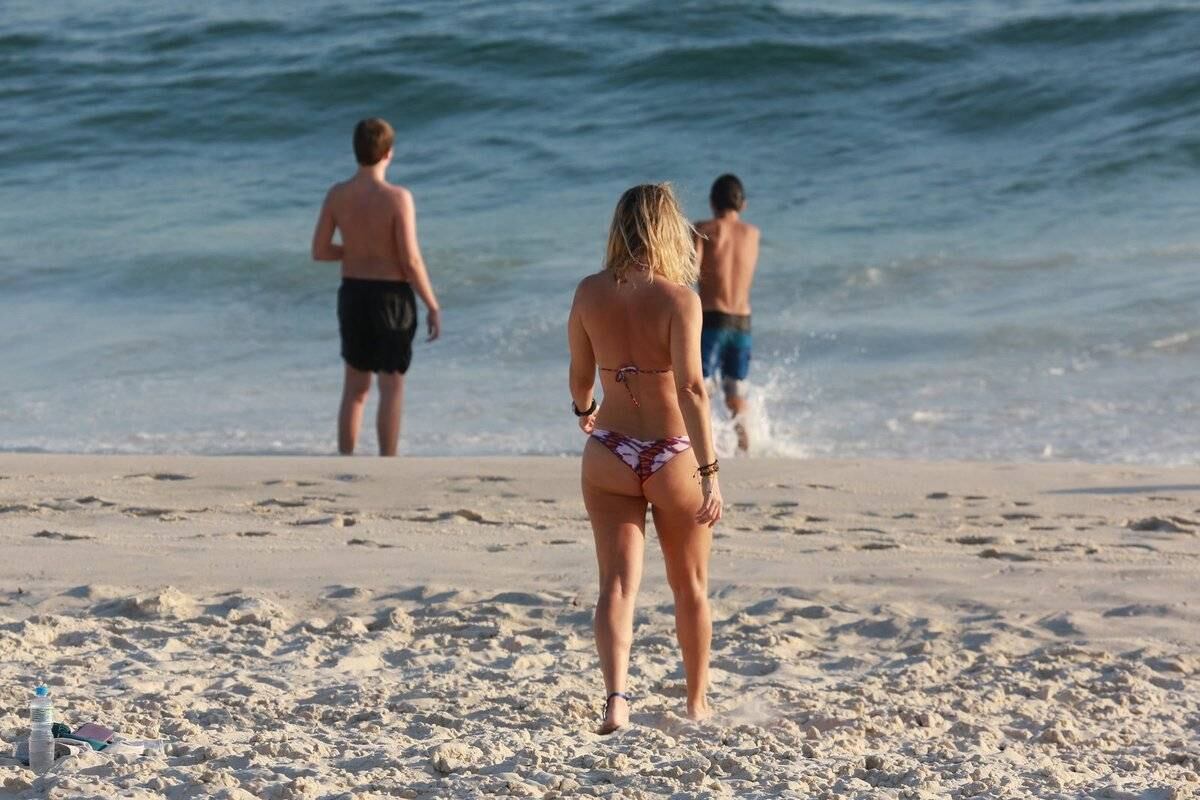 Aos 47 anos, Christine Fernandes exibe o corpão em dia de praia