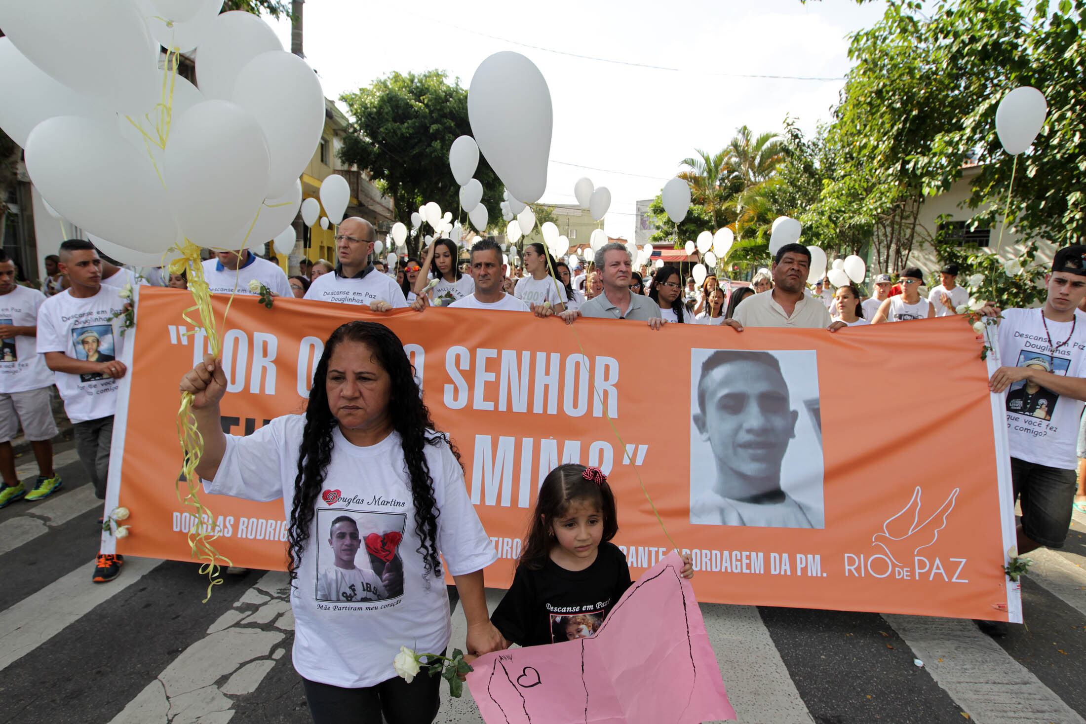 Família e amigos e jovem pedem justiça após morte na zona norte