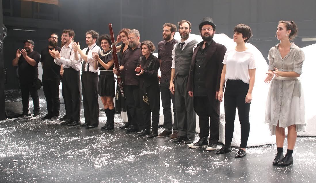 O elenco de A Tragédia Latino-Americana recebeu os aplausos do público após a apresentação