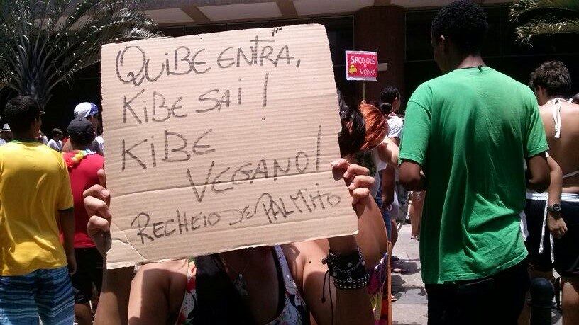 Kalon Garcia aproveitou a tarde para faturar e fez uma
propaganda inusitada pra vender o quibe. Na promoção, uma unidade saía por R$ 3
e duas por R$ 5.

— Propaganda é a alma do negócio. Todo mundo fica de olho na
placa e não acredita que estamos vendendo quibe de verdade (risos)