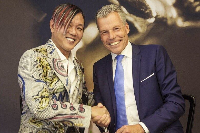 No anúncio da venda, Stephen Hung posou para foto com o então CEO da Rolls-Royce, Torsten Müller-Ötvös
