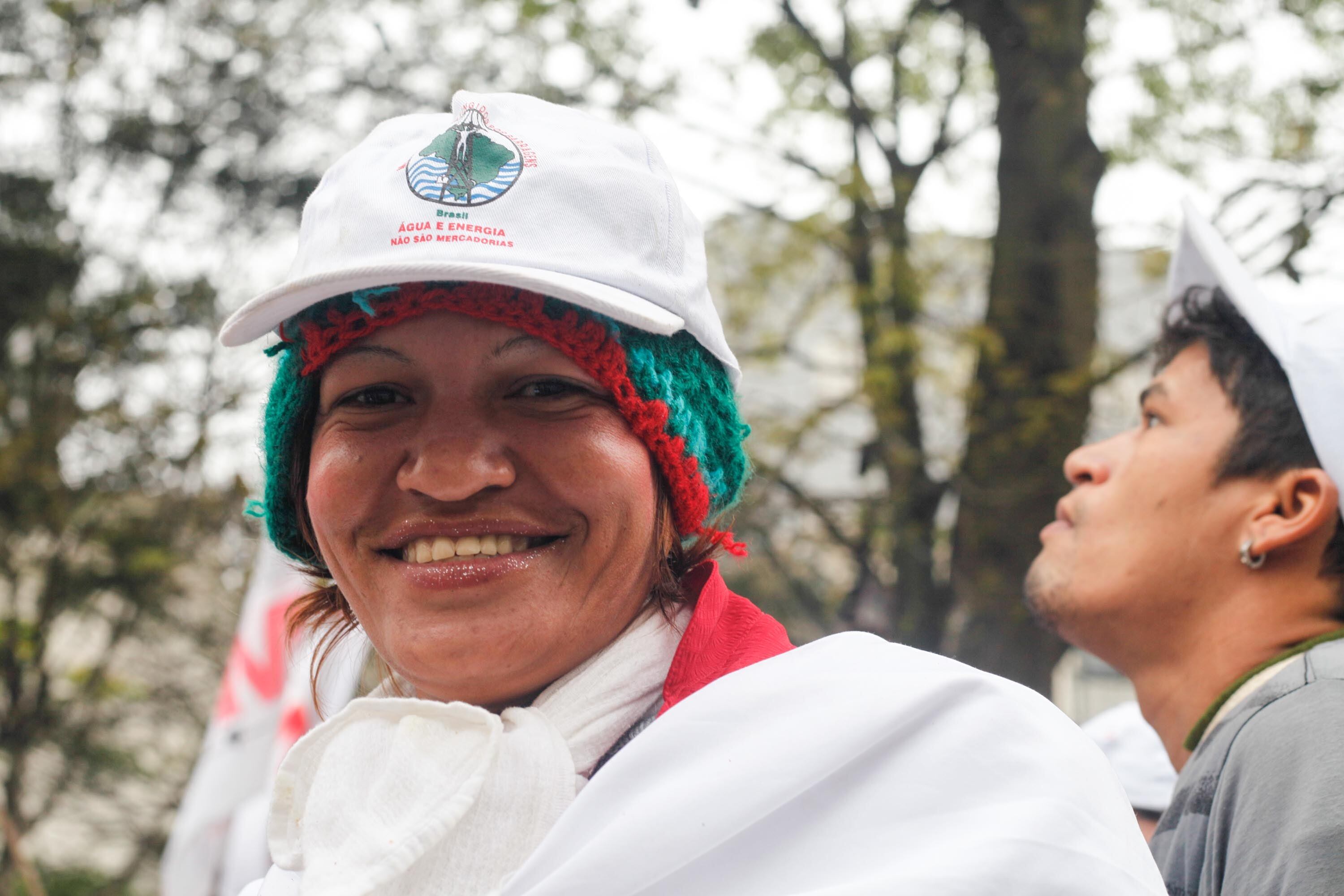 Integrantes do MAB (Movimento dos Atingidos por Barragens) e pela FUP (Federação Única dos Petroleiros) faziam uma manifestação na avenida Paulista nesta quinta-feira (5). A caminhada começou por volta 11h30 e os manifestantes chegaram a bloquear totalmente a via por cerca de 15 minutos, segundo informações da CET (Companhia de Engenharia de Tráfego). Recomendação é que motorista evitem a região