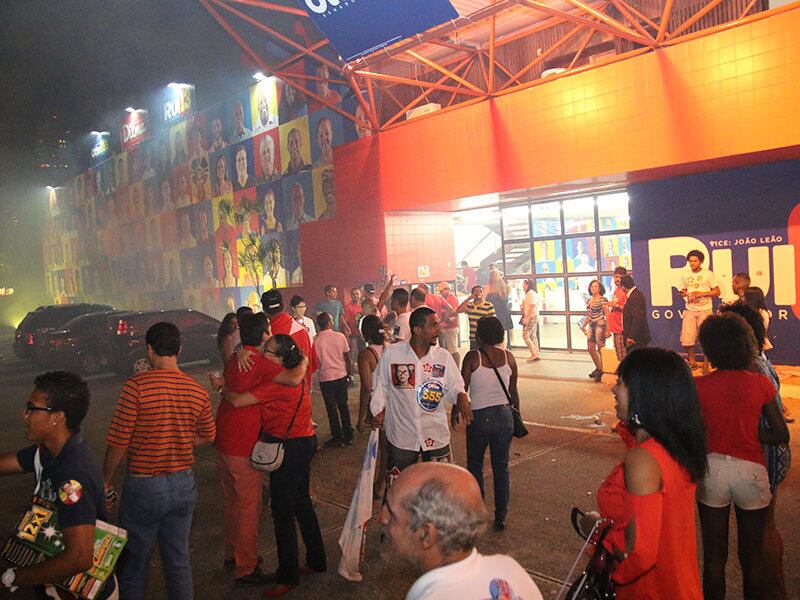 Militantes se abraçavam e comemoravam a surpreendente vitória