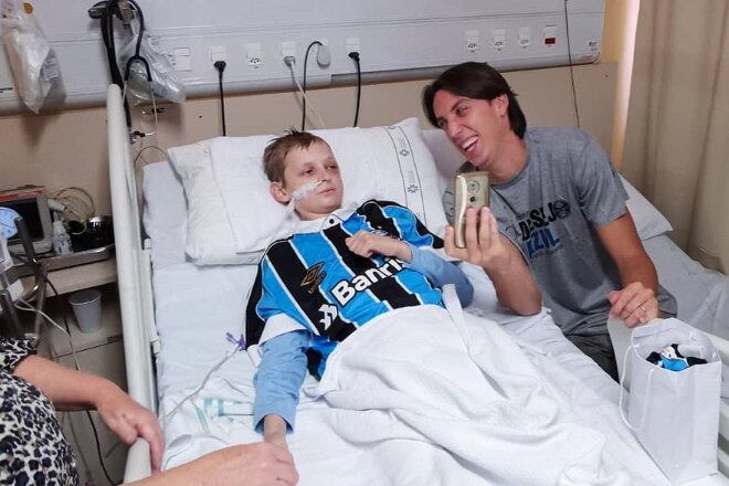 O zagueiro Pedro Geromel teve a oportunidade na última terça-feira (12) de usar o poder da idolatria que construiu nos últimos anos com a camisa do Grêmio e fazer uma visita especial ao pequeno torcedor Renan, de apenas 12 anos

Curta a página do R7 Esportes no Facebook. 

