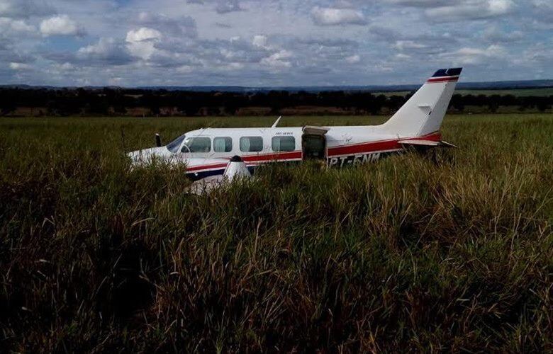 O avião que levava Angélica, Luciano Huck e os três filhos
do casal e
fez um pouso de emergência neste domingo (24) é fabricado pela
brasileira Embraer. A aeronave modelo EMB 820-C Carajá tem capacidade para transportar
até nove passageiros, incluindo piloto e copiloto