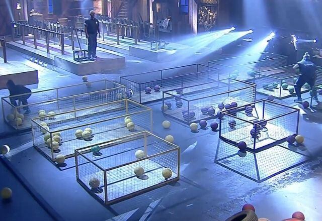 O próximo Fazendeiro foi, novamente, o peão Juliano! Em um desafio de força e precisão contra Mateus e Mirella, o jornalista teve de quebrar obstáculos de madeira com uma corda e arremessar bolas em caixas, usando catapultas. Quem acertasse o mínimo de bolas em cada, deveria tocar o sino para ganhar a prova