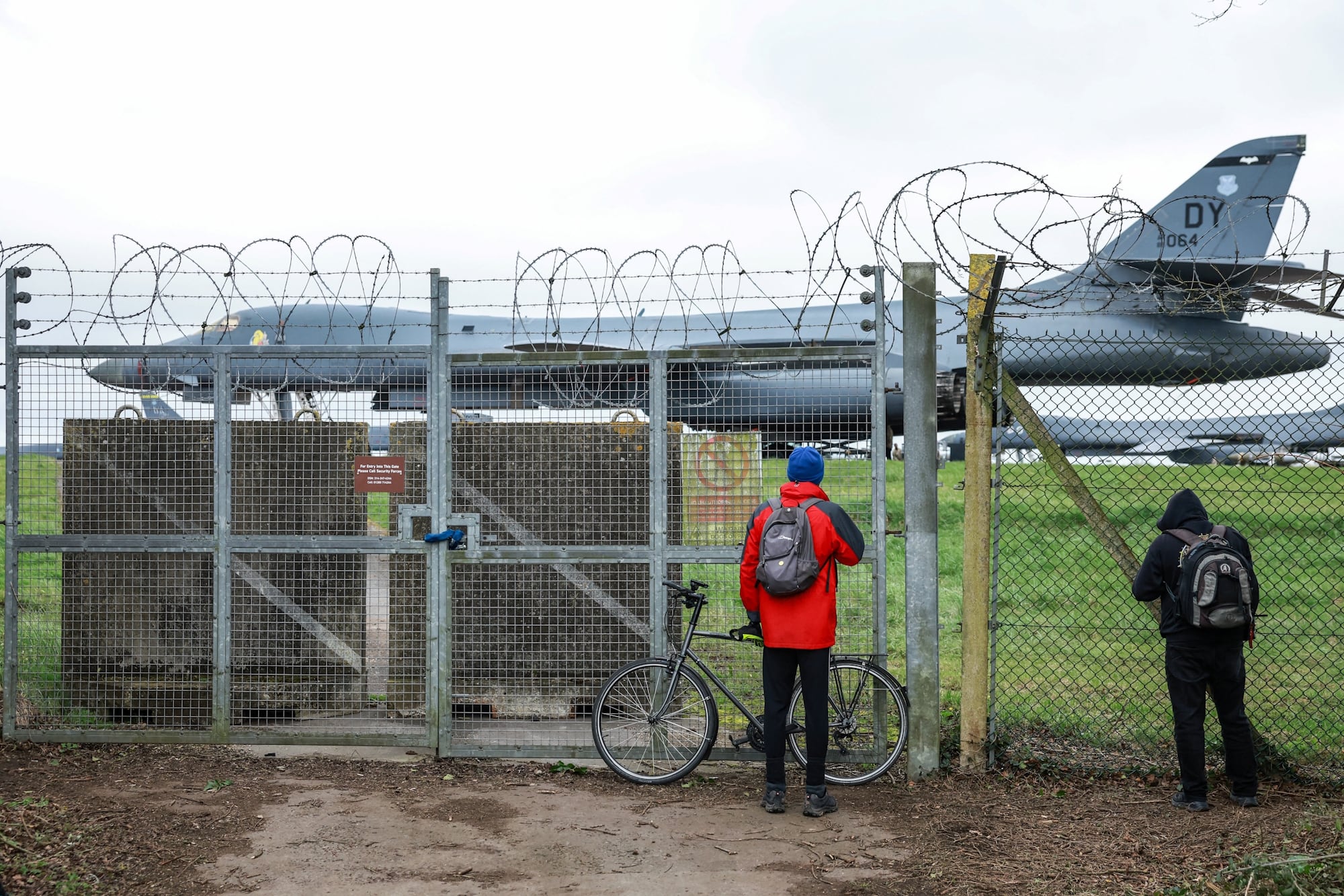 Avião militar sendo carregados com bombas