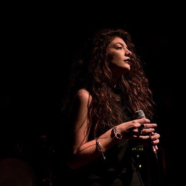 Nesta quinta-feira (3), Lorde conseguiu dois feitos impressionantes. O primeiro é que ela é a única artista na história da Nova Zelândia a ocupar a posição número um das músicas mais tocadas nos Estados Unidos, justamente com o hit Royals


