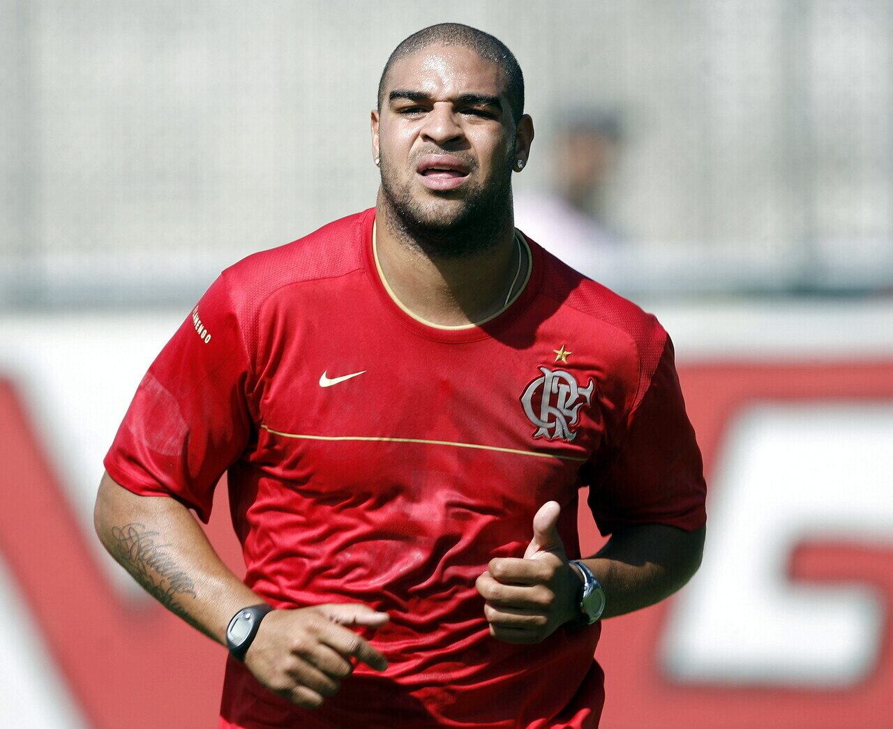 Adriano Imperador
Desde o início da carreira, no Flamengo, o ex-atacante era apontado como craque. No entanto, em 2004, ano em que o brasileiro defendeu o Parma e a Inter de Milão, seu pai, Almir Leite Ribeiro, morreu. Com o psicológico abalado, o atleta começou a beber e, posteriormente, admitiu que o álcool atrapalhou a carreira
