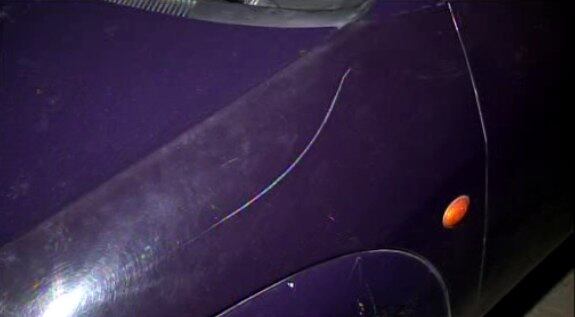 Flanelinhas marcam os motoristas que não pagam e arranham os carros quando têm a oportunidade