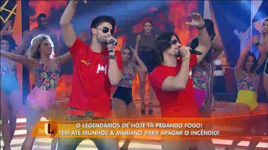 O sucesso da música “Bombeiro” já está consolidado. O vídeo
da canção já ultrapassou quatro milhões de acessos 

Munhoz e Mariano incendeiam plateia e levam fã para debaixo do chuveiro
