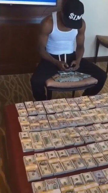 Floyd Maywehater adora ostentar os seus milhões nas redes sociais. Uma das suas atividades favoritas é contar o seu dinheiro. Se um dia o pugilista resolver se aposentar, o americano poderia ser um ótimo administrador de finanças

Tá de brincadeira? Konami pisa na bola com amantes do PES