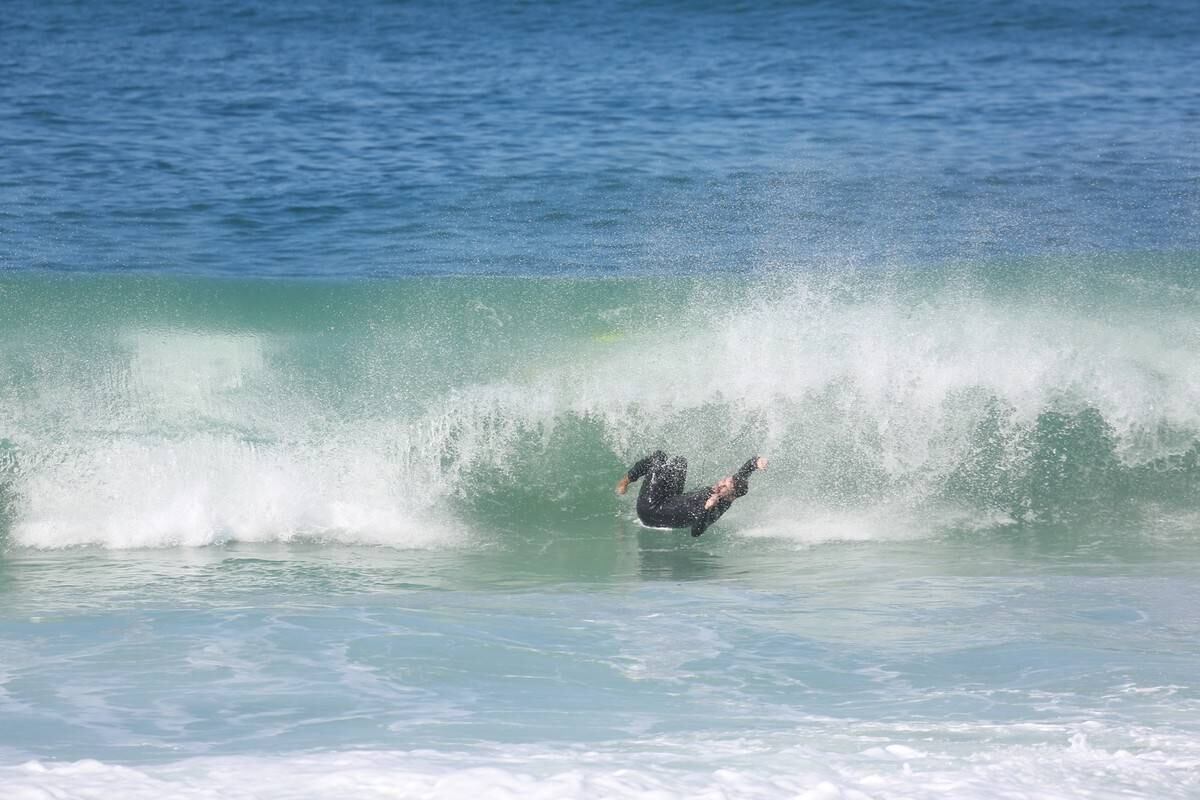 Cauã Reymond surfou no Recreio dos Bandeirantes nesta segunda-feira (21)
