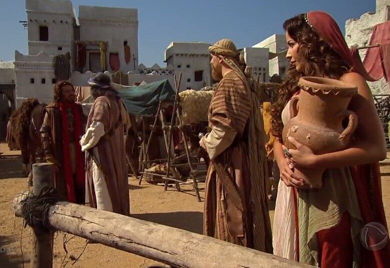 Eliã interrompeu o momento ao perguntar se a filha já havia dado água aos camelos. Davi logo se desculpou por estar atrapalhando a moça e fez questão de dizer que é um homem de bem