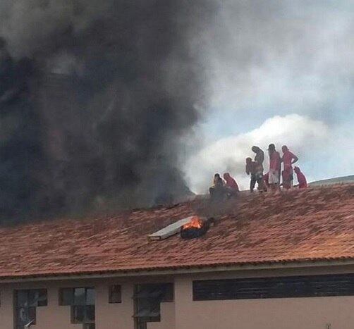 Presos subiram no telhado da unidade