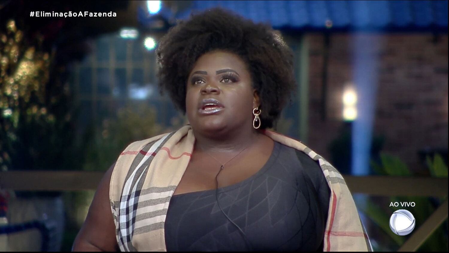 "Caráter, a gente nasce com ele, não se compra em farmácia". Incomodada com a atitude de Cartolouco na quarta formação de Roça, onde o peão puxou Luiza da baia após inúmeras juras de amor durante a semana, Jojo foi incisiva e soltou o verbo com o repórter