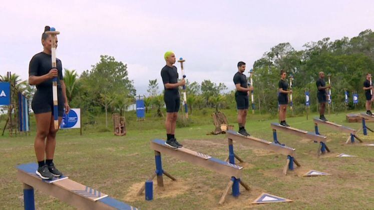 Depois disso, os oito Exilados tiveram que subir em rampas, e a missão deles era equilibrar bolinhas em bastões. Ao longo das etapas, eles tinham que avançar nas plataformas e também deixar as mãos mais distantes das estruturas
