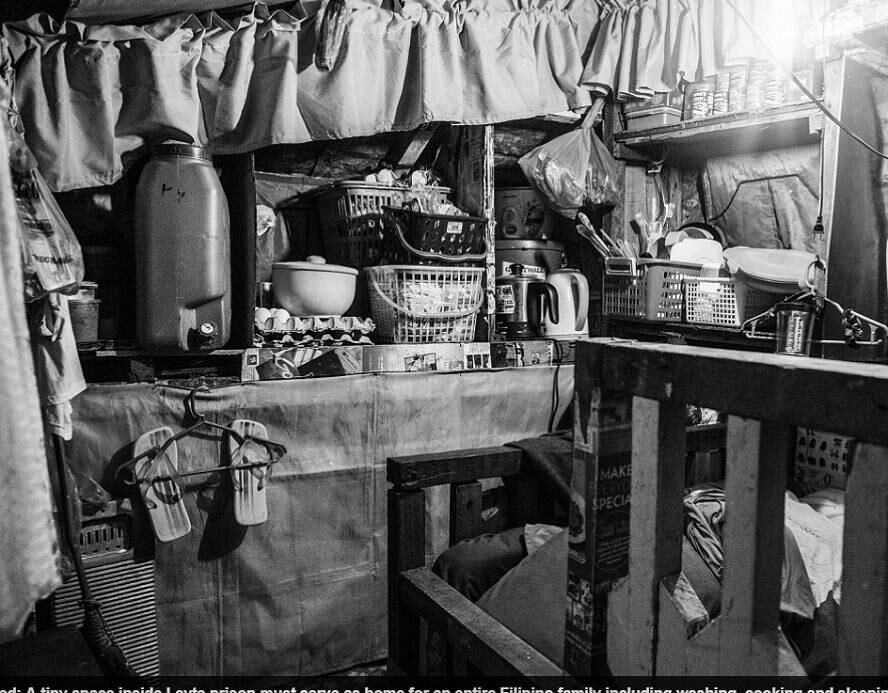 O espaço que eles dividem é muito pequeno. 

Independente do número de pessoas, as famílias usam pequenos quartos para lavar, cozinhar e dormir 