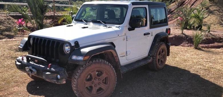 Também experimentamos o Wrangler Sport, versão indisponível no Brasil