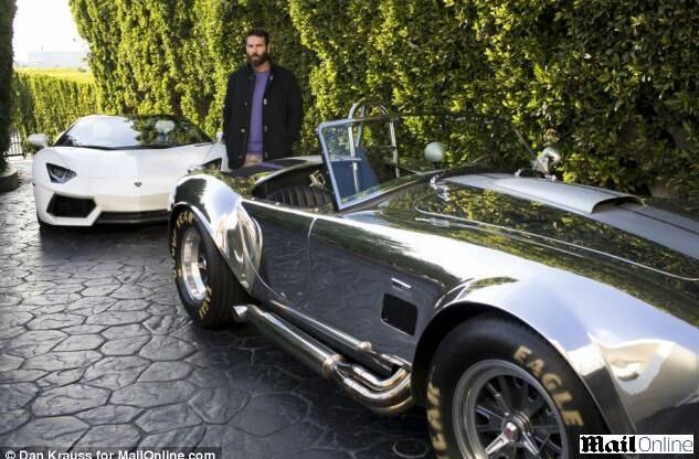 — Até que um dia eu ia para a escola com ele, o que era estranho porque minha mãe que sempre levava a gente. Ele estava tipo "é, eu serei preso"