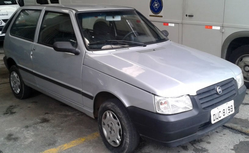 O primeiro veículo do leilão aparece no lote número sete. Fabricado
no ano de 2006, o FIAT Uno em questão foi pintado na cor prata e pode ser
arrematado pelo valor mínimo de R$ 10 mil
