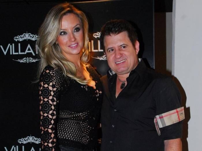 Marrone e Natália Pontes

Em junho deste ano, Natália Portes, ex-mulher do cantor Marrone, pediu a separação após ter se cansado das traições do marido. O sertanejo foi visto saindo de uma boate carioca de mãos dadas com uma corretora e foi a gota d'água. Acontece que a loira deu o troco. O sertanejo Marrone descobriu uma traição da mulher e o casamento chegou ao fim em junho deste ano
