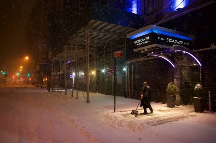 Grandes quantidades de neve começaram a cair na última sexta-feira (22), após um inverno considerado bastante ameno no país
