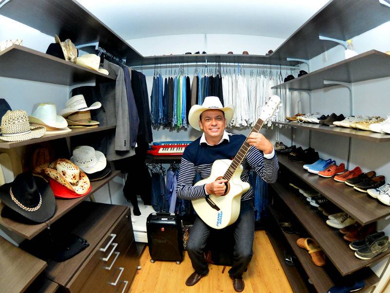 Frank Aguiar


Na década de 90 o “cãozinho dos teclados” iniciou sua
carreira musical, no Piauí. Já em 2006, Frank recebeu 140 mil votos e foi eleito
deputado Federal pelo estado de São Paulo. Em 2008 deixou o cargo para se
tornar vice-prefeito de São de Bernardo do Campo, sendo reeleito, em 2012,
junto com Luiz Marinho.  Em 2014 tentou voltar à Câmara Federal, mas foi derrotado. 