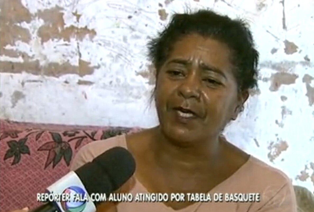 A avó de Adriano, Maria de Fátima Quirino, diz que foi avisada do acidente por um colega do neto. Ela disse ter entrado em pânico ao vir o aluno no hospital. Ainda segundo a família, a escola não teria dado atenção ao estudante na hora do acidente.

— O diretor nunca me deu uma ligação sequer. Eu penso assim, era dever do diretor comunicar [...] Um acidente desses eu fiquei sabendo por boca de aluno