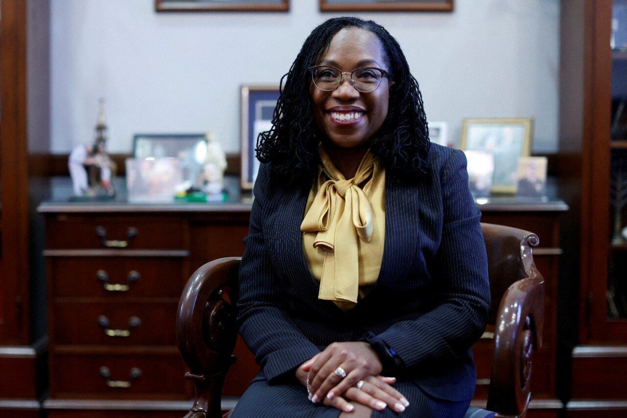 A juíza Ketanji Brown Jackson se reúne com o senador Chuck Grassley em Washington