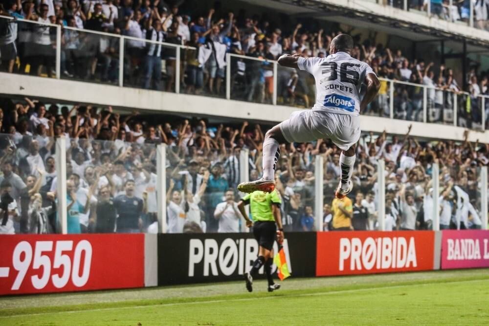 Boa fase de Copete, autor de dois gols contra o Vitória, embala o Santos na reta final do Brasileirão