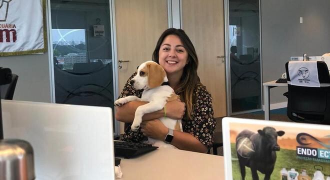 Júlia levou Chopp ao trabalho