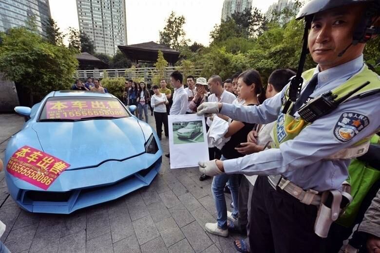 Os chineses são famosos por recriar com perfeição vários tipos de produtos. Ou quase. A polícia da China apreendeu um carro disfarçado de Lamborghini Aventador, superesportivo de R$ 3,2 milhões no Brasil, sendo vendido por “apenas” R$ 61 mil.
Contudo, a “pechincha” escondia outro caro não tão cobiçado assim: um Hyundai Coupe de 2002. Veja a seguir imagens da cópia e compare com o modelo original