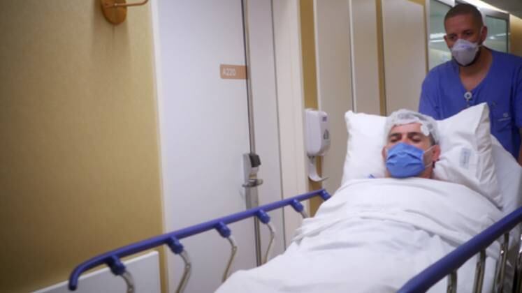 O oitavo episódio de O Hospital relata a história de pacientes que vieram de outros países para o Brasil em busca de um tratamento de saúde