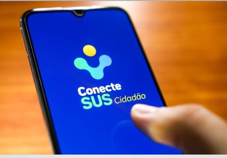 SP - SAUDE/SUS - GERAL - Mão com luva segurando celular com aplicativo Conecte SUS Cidadão. O app será usado para pré-cadastro de pessoas que irão tomar a vacina contra COVID-19 durante a campanha nacional de imunização. Nele também é possível consultar resultados de testes de Covid passados, medicamentos, entre outros recursos. Mas seu uso não será obrigatório, apenas irá facilitar e agilizar o processo nos locais de vacinação. 15/01/2021 - Foto: CADU ROLIM/FOTOARENA/FOTOARENA/ESTADÃO CONTEÚDO