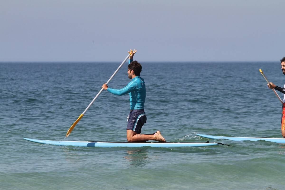 Bruno Gagliasso e Ricardo Pereira praticam stand up paddle na praia da Barra da Tijuca, no Rio