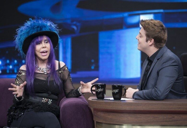 Em conversa com o apresentador, a artista fala
sobre a experiência de ter vivido com várias famílias em um sítio, onde jogavam
bola e faziam música, nos anos 1960 e 1970