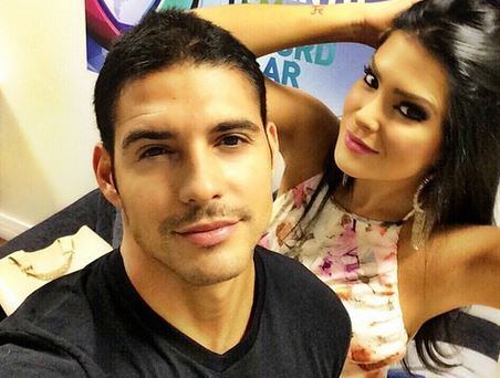 

Os mais novos pombinhos do pedaço já fazem planos para o fim
de ano, com direito a passagem aérea para longe do Brasil, viagem que tem carinha
de lua de mel.

 



— Ano-Novo é certo que vamos estar juntos. A gente está
querendo viajar para o México, agora dia 28. Ficar até dia 6 ou 7. A gente vai
estar agarradinho com certeza

+ Vídeo: Polegar e MC Guimê agitam o Legendários deste sábado (6)

+ Legendários volta aos anos 80! Grupo Polegar canta sucessos e empolgam Marcos Mion e Juju Salimeni

+ Legendários também está no Facebook. Curta!

+ Siga a atração de Marcos Mion no Twitter!
