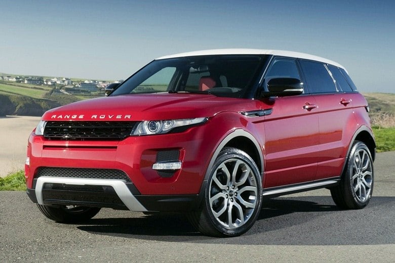 Até os motores oferecem números iguais. Na versão 2015, o Evoque mantém o motor 2.0 diesel turbo de 190 cavalos, com opção mais "nervosa", movida a gasolina, com 240 cv de força