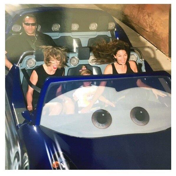 Taylor também aproveitou uns dias na Disney com a amiga e modelo Lily Aldrige
