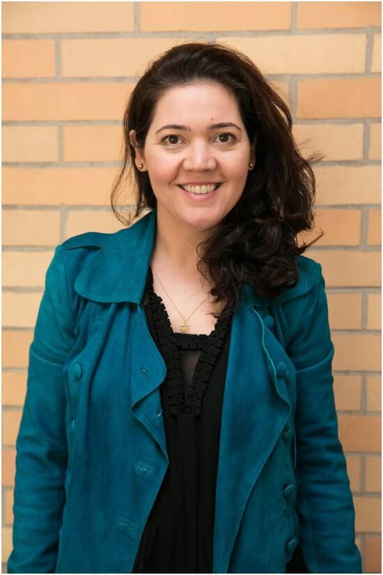 Flavia Rosario, gerente de Marketing do Waze no Brasil, trabalha em São Paulo. Usuária e apaixonada pelo Waze desde 2012, ela diz que não consegue viver sem o app – especialmente em uma cidade como São Paulo. O sonho dela é que, além de rotas para bicicletas, o Waze possa oferecer a opção de pedir o seu jantar e buscá-lo no caminho para casa.
1) Fui atrás dela, me aproximando do Andre, o gerente local, antes que a minha vaga, na verdade, estivesse aberta. Antes do Waze, eu estava trabalhando na área de marketing do Google há 5 anos. Quando notei que o app Waze iria relançar a sua operação no Brasil, percebi que poderia ser uma boa mudança para a minha carreira.
2) Um dia normal começa com aulas de ioga no escritório às 8h. Tomo banho e tomo o café no escritório e começar dando uma olhada no meu calendário. Como fazemos parte de um time global, eu geralmente faço ligações pelo hangouts com pessoas que estão na Califórnia, Nova York ou Paris. Por isso, preciso estar atenta ao meu calendário para não me atrasar ou perder reuniões importantes.
Eu dedico muito do meu tempo para pensar sobre as iniciativas de marketing B2B que podem ajudar os anunciantes brasileiros a entenderem a importância da publicidade móvel e da geolocalização para os seus negócios. Eu sempre tento sair do escritório em torno de seis horas para pegar o meu filho de 3 anos no jardim de infância.
3) Eu acho que a paixão é sempre importante - o uso, conhecer e amar os produtos da empresa é sempre um bom primeiro passo. Se você é um usuário, há uma grande chance do seu interesse combinar com os valores e objetivos da companhia. Usando sua rede de contatos também é importante – por exemplo, falar com pessoas que você conhece que estão trabalhando na empresa. Investigar e compreender o funcionamento e a função de um cargo é também uma ótima maneira de saber com antecedência o que você está se candidatando.