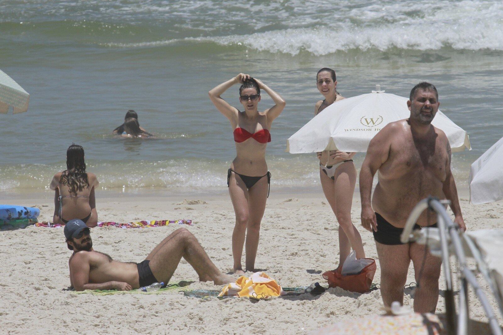 Atriz foi clicada nas areias da Barra da Tijuca, no Rio de Janeiro